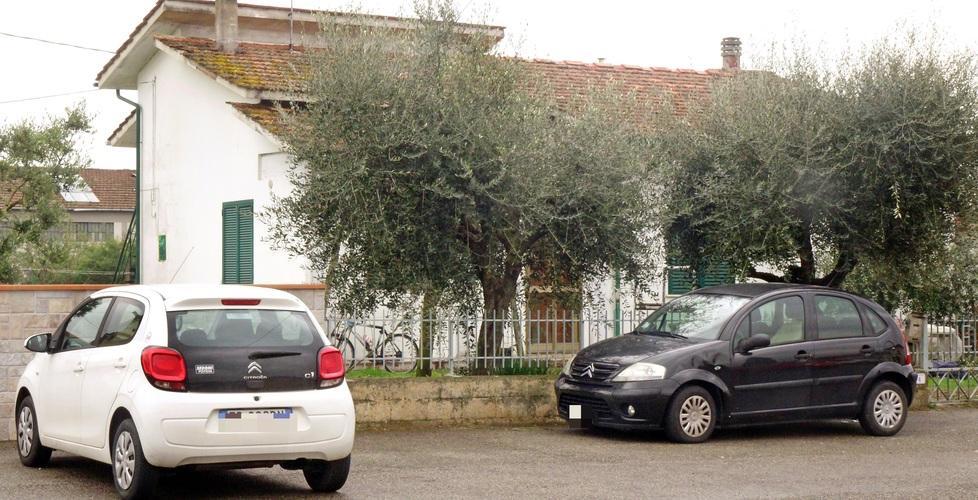 A sinistra l’auto del giovane arrestato e a destra quella della vittima davanti alla villetta della famiglia Nocentini (foto Gori)