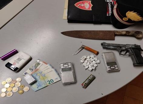 Blitz nel casolare dello spaccio, un arresto Trovata una pistola