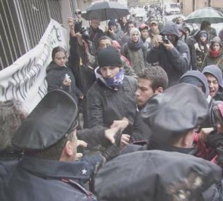 Gli studenti hanno forzato il cordone dei carabinieri