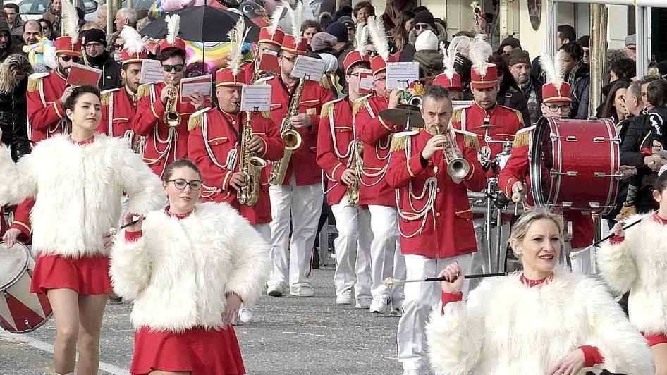 Supereroi e Supereroine di tutte le età di scena al Carnevale di Marina che vince anche sul meteo