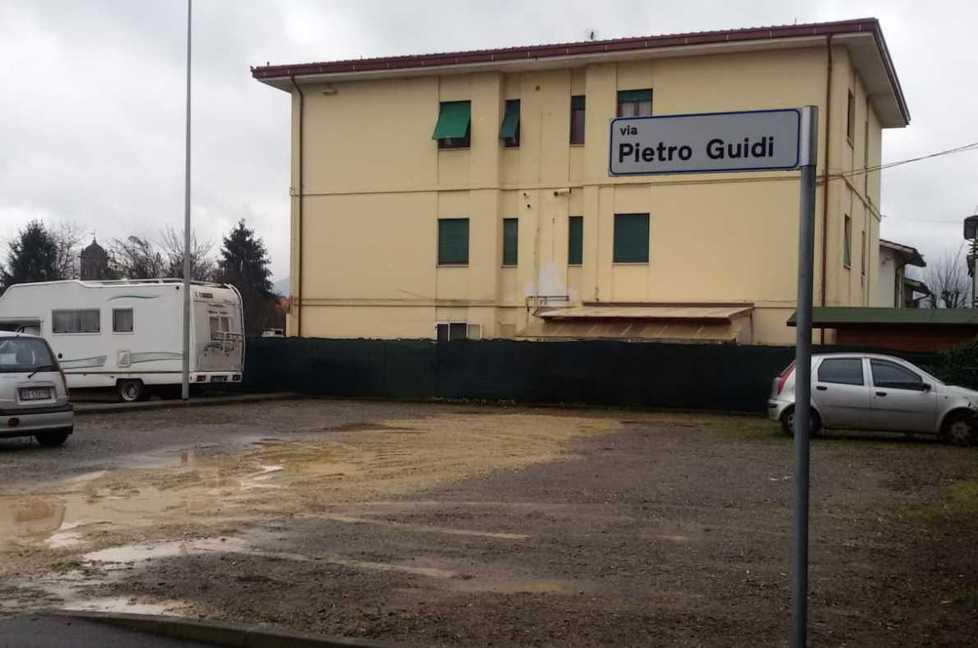 «Sistemate l’area di sosta in via Guidi»