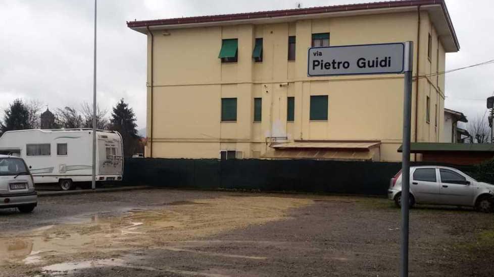 «Sistemate l’area di sosta in via Guidi»