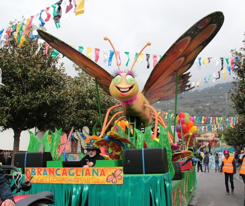 Anche a Pietrasanta il maltempo non rovina la festa del primo corso mascherato 