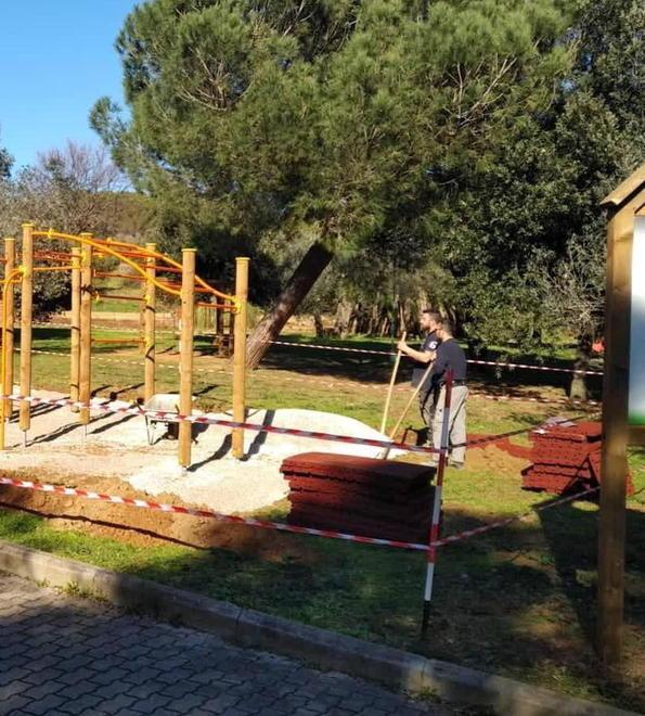 Si monta l’impianto sportivo per gli amanti del calisthenics 