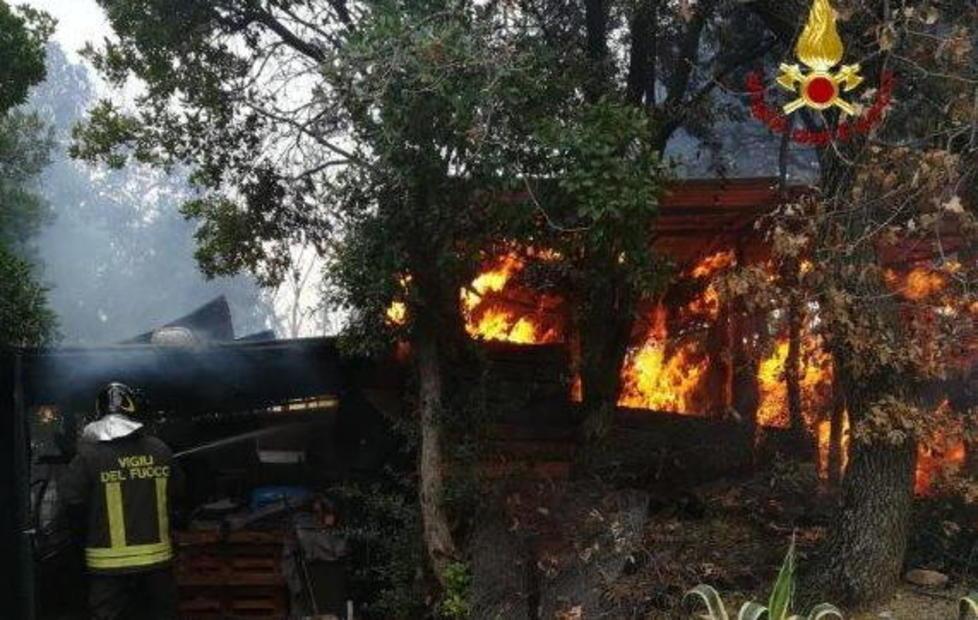 Incendio distrugge un annesso