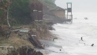 Col mare in pinetae senza più spiaggia