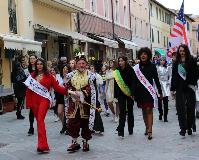 Come in un trionfo sfila il Re della festa e battezza l’ouverture della 52ª edizione 