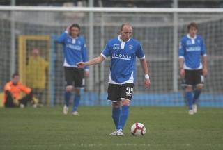 Un’immagine diventata ormai classica delle trasferte dell’Empoli: la delusione degli azzurri dopo una delle reti incassate nel match in casa del Frosinone