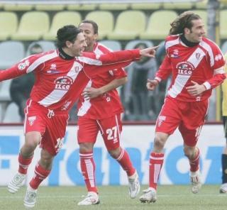 <strong>VANTAGGIO</strong>. Esposito festeggia con i compagni e ringrazia Pinilla