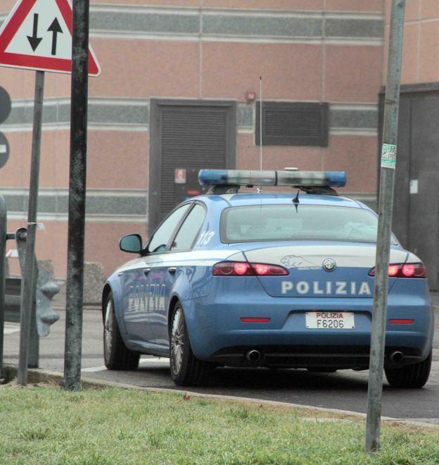 Fermato dopo le casse con bottiglie di liquore
