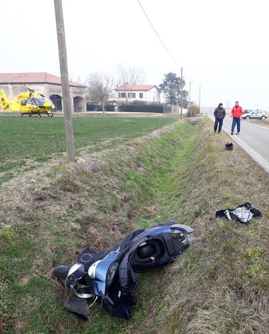 Finisce con lo scooter nel fosso Uomo portato all’ospedale 