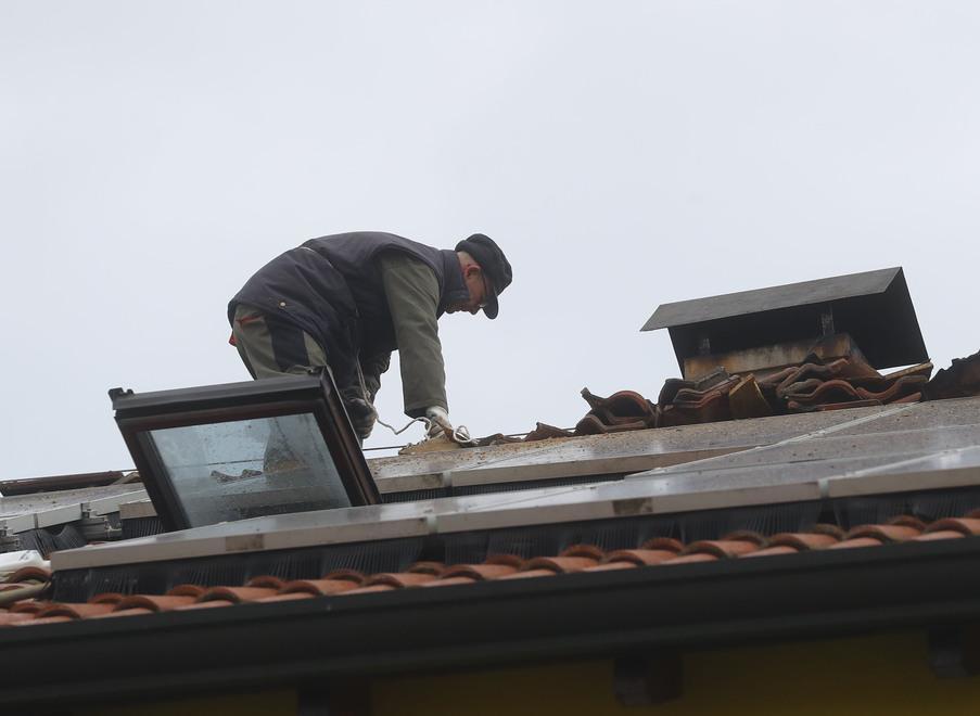 Fiamme nel sottotetto e casa invasa dal fumo Vigili al lavoro per ore