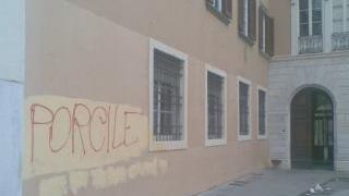 La scritta fatta ieri mattina sul muro del Comune
