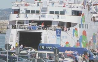 Un momento dell’imbarco di auto e passeggeri sul porto di Piombino