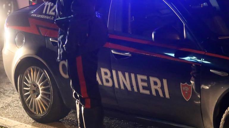 Minaccia col coltello la convivente, arrestato