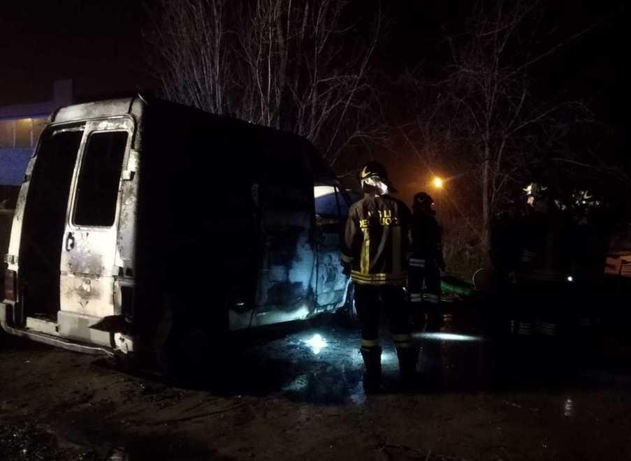 Furgone in sosta distrutto dalle fiamme in via Don Dall’Oglio
