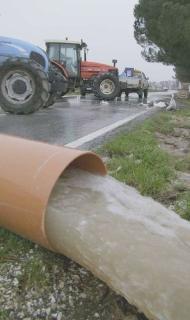 Al lavoro per liberare dall’acqua la zona alluvionata Le pompe per il Consorzio sono arrivate anche da fuori Toscana