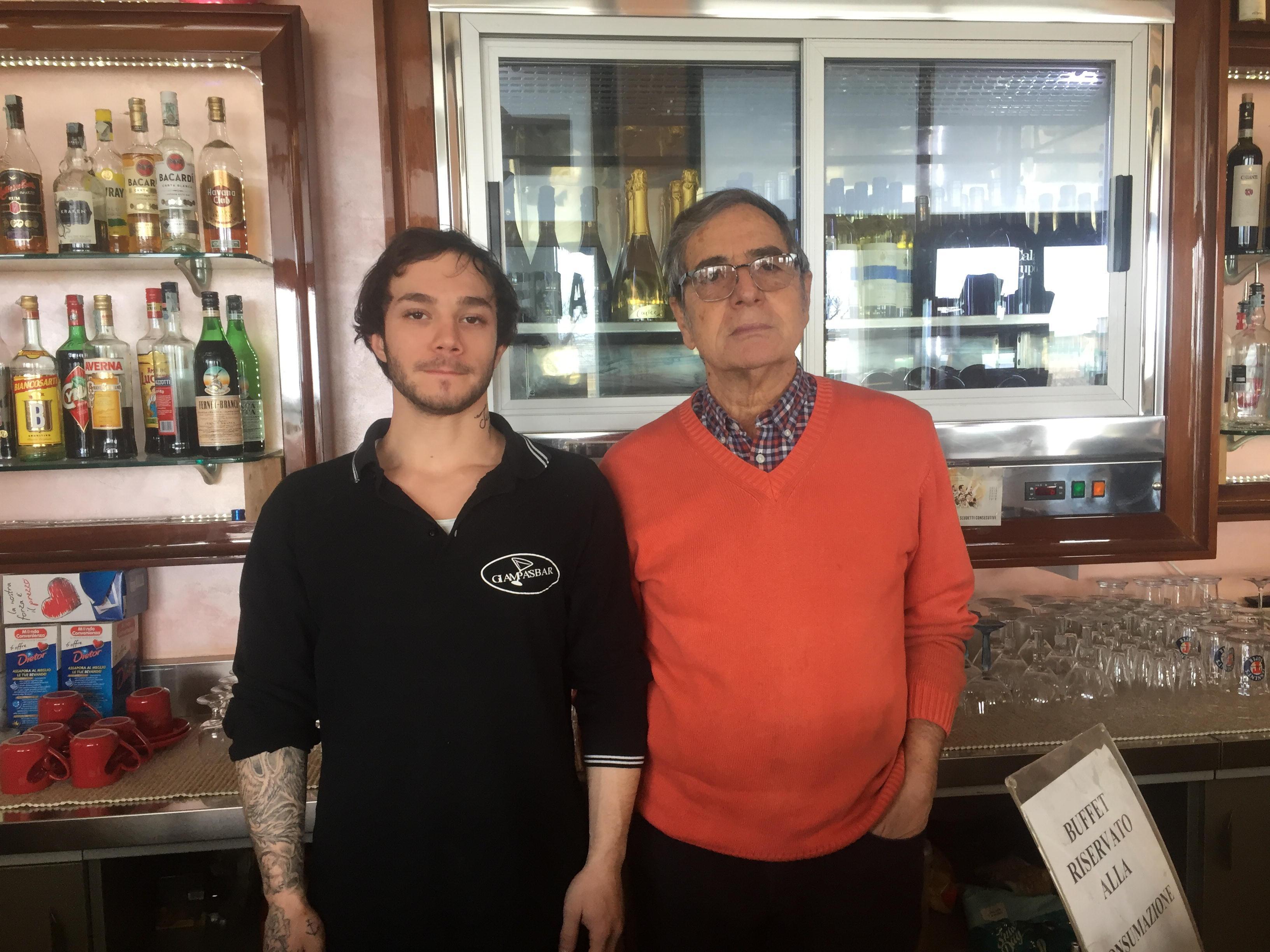 Spaccano la vetrata del bar con la base dell’ombrellone e rubano il fondo cassa 