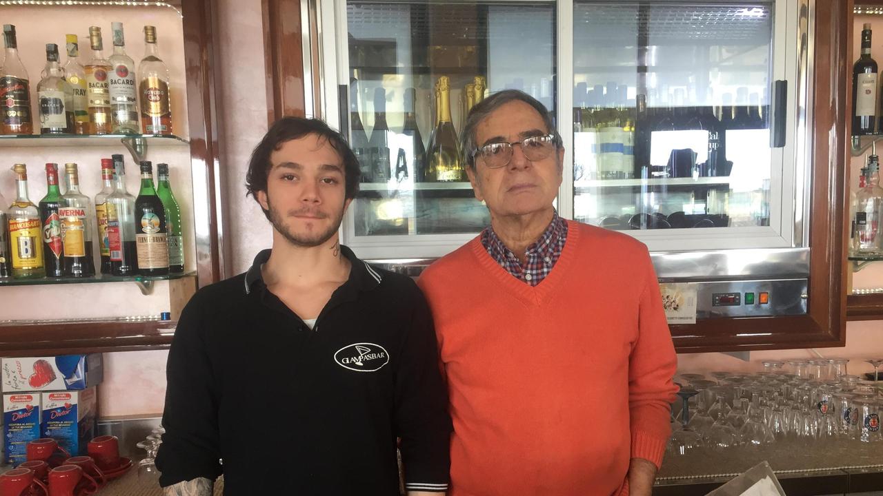 Spaccano la vetrata del bar con la base dell’ombrellone e rubano il fondo cassa