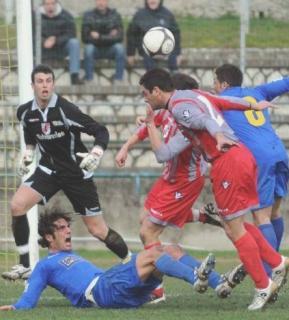 Guidone strattonato in area, il primo gol ospite, Doga al tiro e, sotto, il presunto fallo di Russo