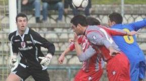 Guidone strattonato in area, il primo gol ospite, Doga al tiro e, sotto, il presunto fallo di Russo