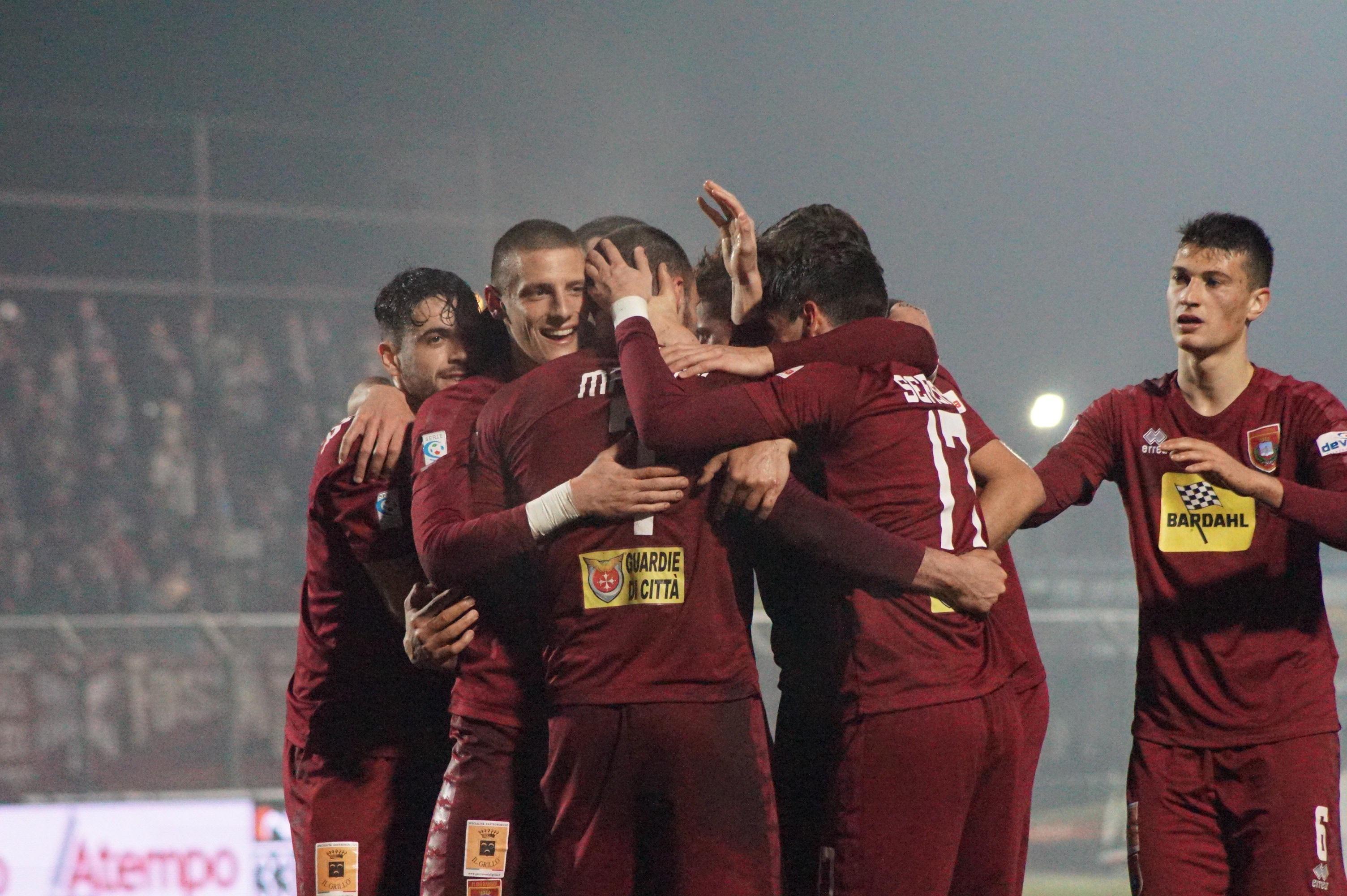 L'esultanza dei giocatori del Pontedera dopo la rete del pari realizzata contro l'Arezzo nell'ultimo turno di campionato