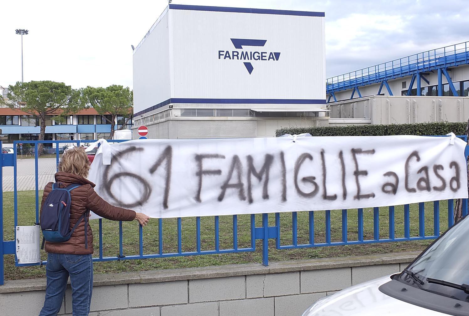 Una manifestazione dei lavoratori Farmigea (Foto Renzullo/Muzzi)