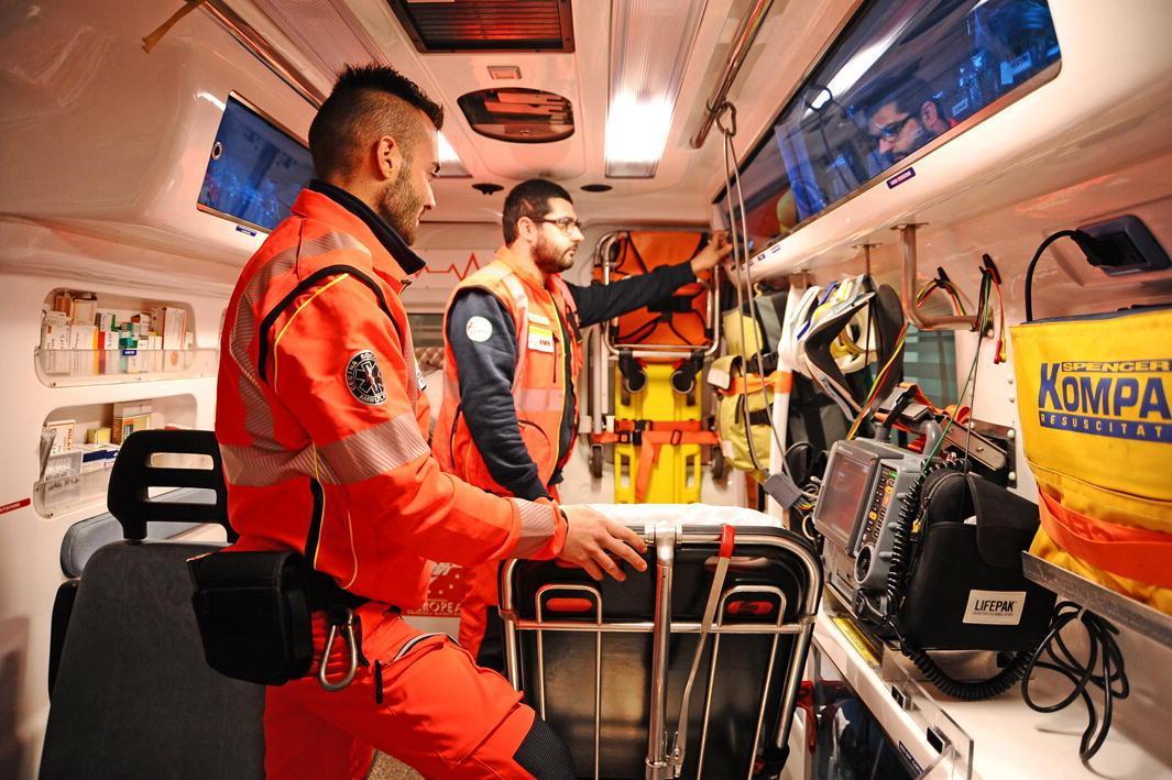 L'interno di una ambulanza della Pubblica assistenza (foto  Falorni/Silvi)