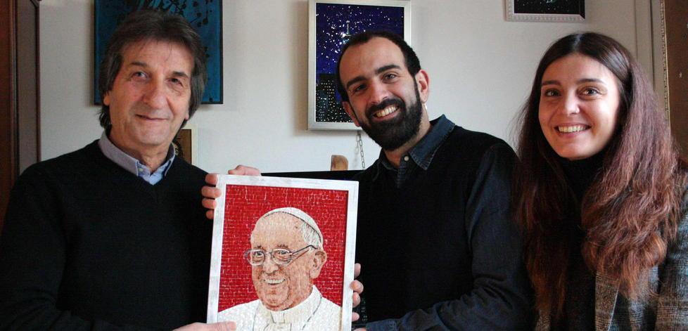 Regalato al Papa il mosaico di due artisti di Lazzeretto 
