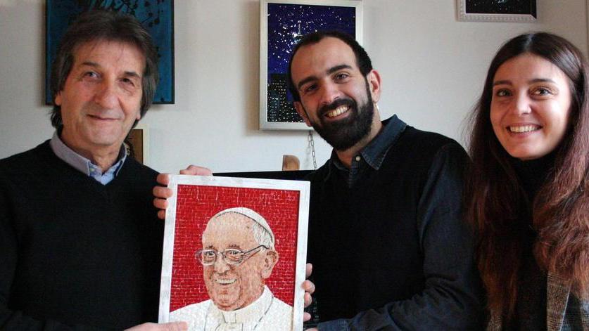 Regalato al Papa il mosaico di due artisti di Lazzeretto