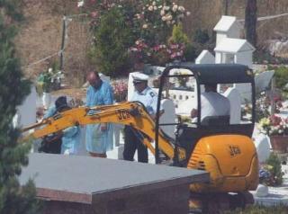 <strong>L’INCHIESTA.</strong> Un momento delle indagini in un campo del cimitero di Mirteto