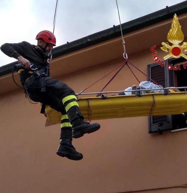 Paziente fatto passare in barella dalla finestra 