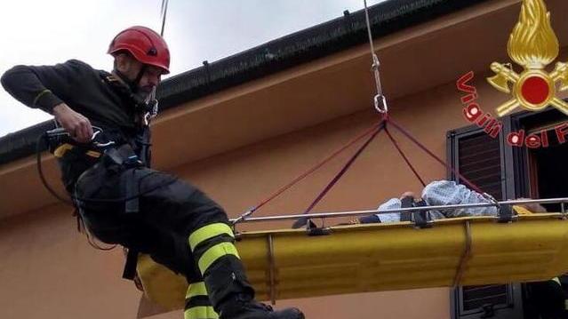 Paziente fatto passare in barella dalla finestra