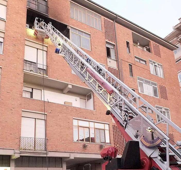 Evacuato un condominio per l’incendio sul terrazzo 