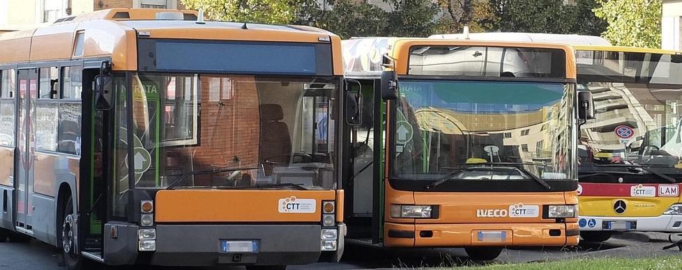 «Non ci sono le pensiline, gli utenti dei paesi a monte aspettano il bus al freddo»