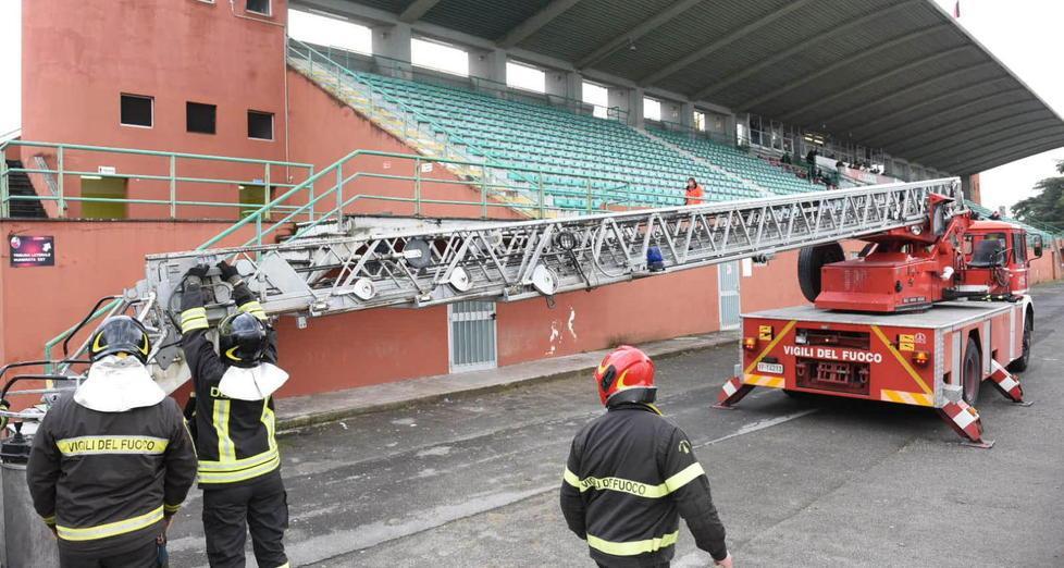 Stamani sopralluogo del Comune alla tribuna coperta dello stadio 