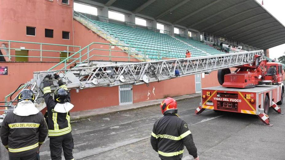 Stamani sopralluogo del Comune alla tribuna coperta dello stadio