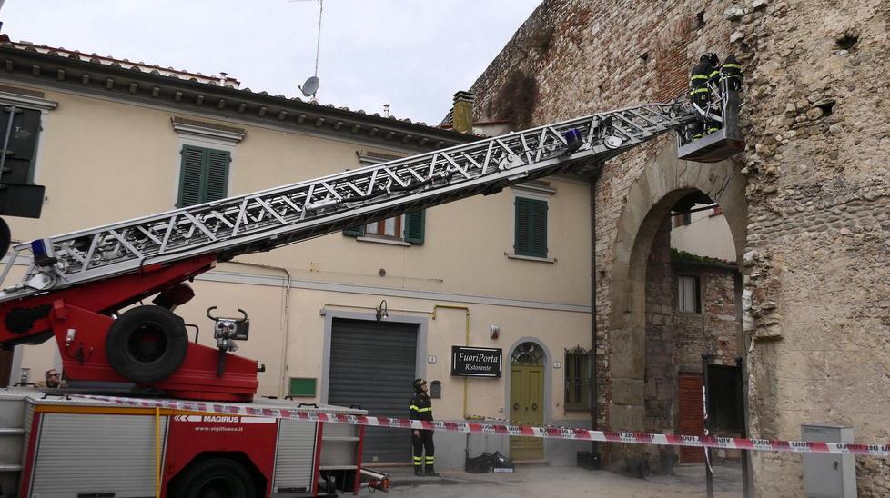 Crollata porzione di mura della Porta Santa Trinita 