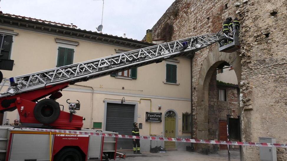 Crollata porzione di mura della Porta Santa Trinita
