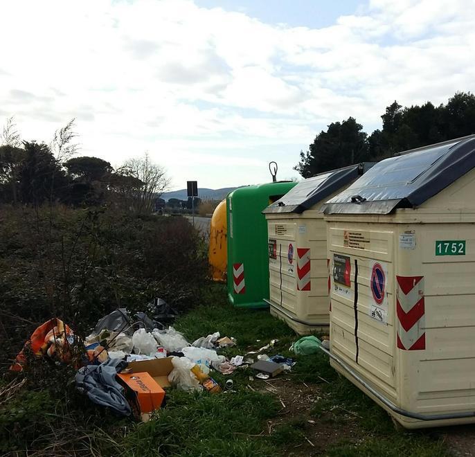 Torraccia, rifiuti in strada