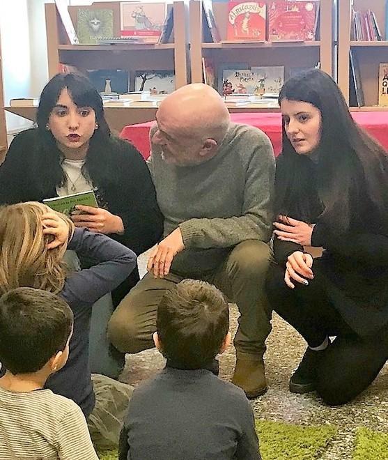 Due liceali si scoprono cantastorie per i bambini