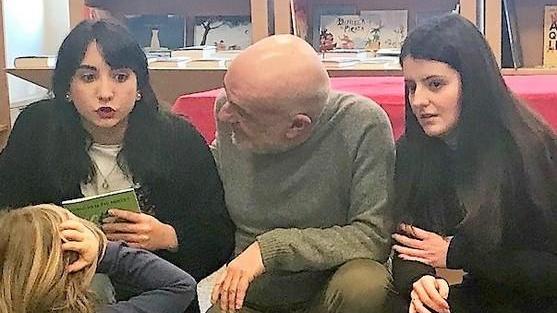 Due liceali si scoprono cantastorie per i bambini