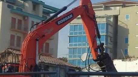 Iniziata la demolizione dell’ex hotel Vela d’Oro