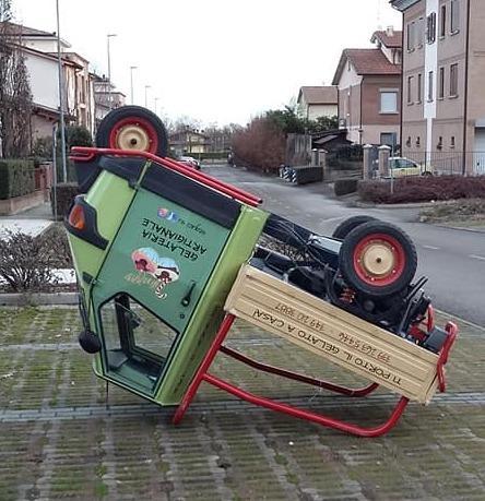 L’Apecar dei gelatai trovato rovesciato