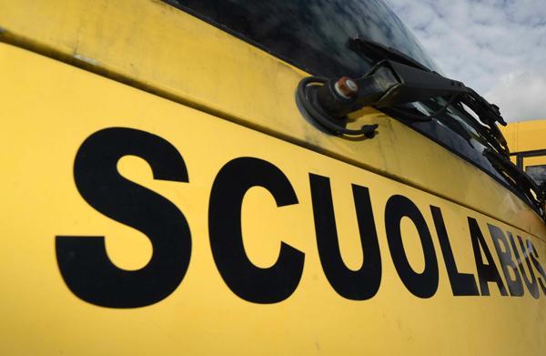 A 3 anni dimenticato per 6 ore sullo scuolabus, l'azienda prova a scusarsi