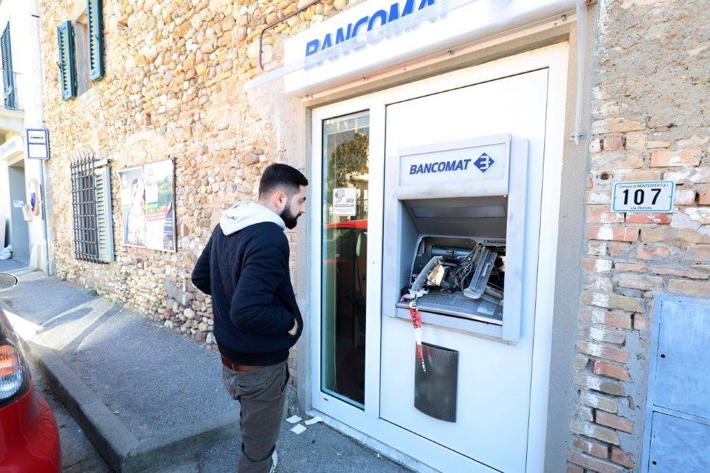 Il bancomat distrutto dall'esplosione 