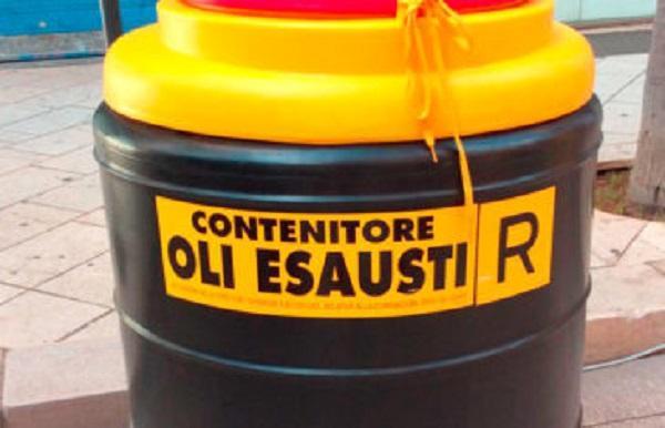 Un contenitore per gli oli esausti (foto d'archivio)