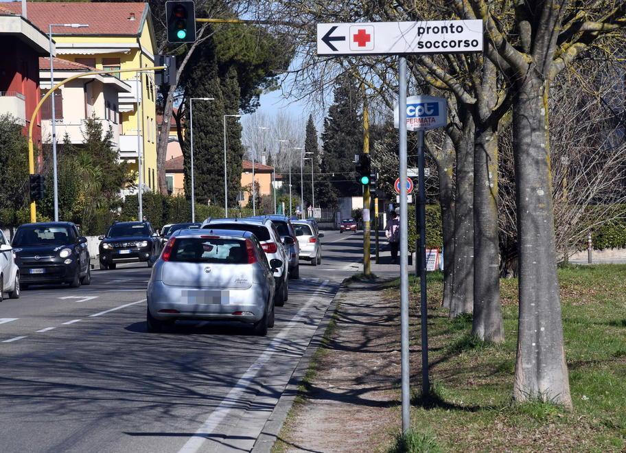 La fermata del bus navetta in via De Gasperi dov'è prevista la realizzazione del marciapiede (Foto F. Silvi)