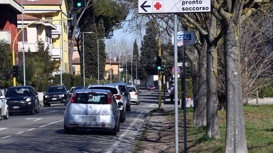 La fermata del bus navetta in via De Gasperi dov'è prevista la realizzazione del marciapiede (Foto F. Silvi)