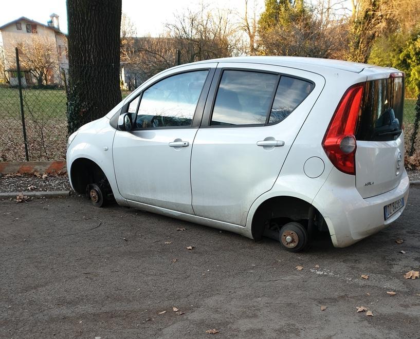 Esce di casa e trova l’auto depredata delle quattro ruote 
